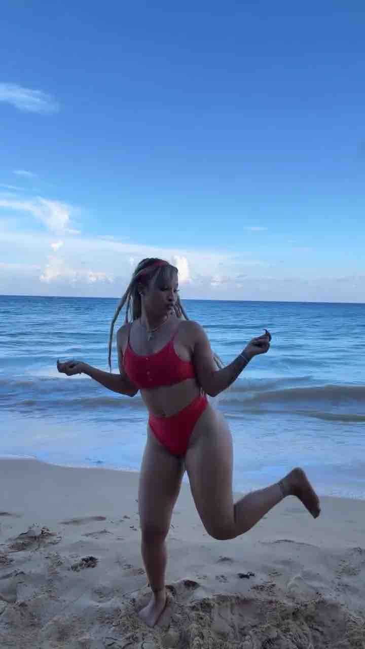 Shenseea looking sexy 🔥 dancing on the beach in red bikini